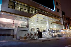 una tienda frente a un edificio con bicicletas estacionadas fuera en Luxury Inkari Hotel en Lima