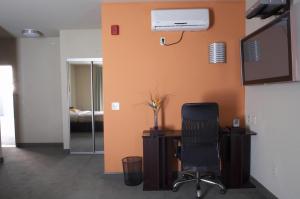 an office with a chair and a air conditioner on a wall at Downtown Berkeley Inn in Berkeley