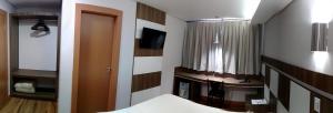 TV a/nebo společenská místnost v ubytování Hotel Maestro Executive Toledo