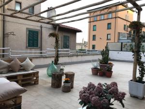 een patio met een bank en potplanten bij le Piagge in Viterbo