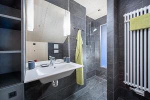 La salle de bains est pourvue d'un lavabo et d'un miroir. dans l'établissement pure mountain BASE, à Erpfendorf