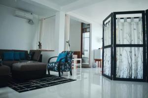 una sala de estar con un sofá y una silla en Hotel Rulman, en Puerto Maldonado