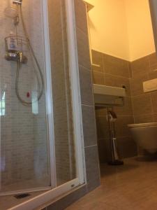 y baño con ducha y puerta de cristal. en Affittacamere AlFrantoio, en Monterosso al Mare