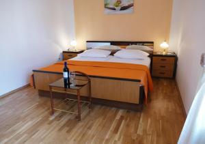 Postel nebo postele na pokoji v ubytování City Retro Chic Apartment Magdalena Trogir