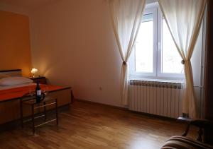 Postel nebo postele na pokoji v ubytování City Retro Chic Apartment Magdalena Trogir