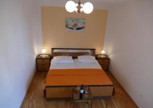 Кровать или кровати в номере City Retro Chic Apartment Magdalena Trogir