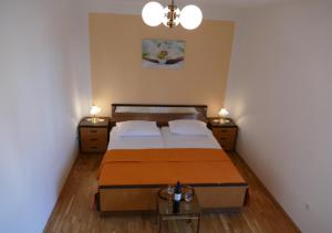 Postel nebo postele na pokoji v ubytování City Retro Chic Apartment Magdalena Trogir