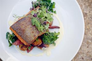 um prato branco com uma sanduíche e uma salada em The Lamb Inn em Bourton on the Water