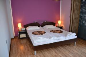 A bed or beds in a room at Ivanovi Apartments