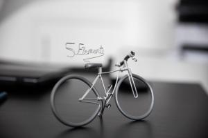 una bicicletta seduta sopra un tavolo di 5 elementi a Porto Empedocle