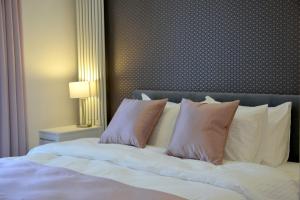 Łóżko lub łóżka w pokoju w obiekcie JessApart – Ochota Apartments