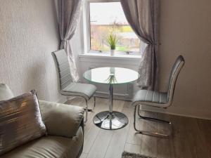 Gallery image of RIVER CLYDE VIEWS - PRIVATE & SPACIOUS APARTMENT in Port Glasgow