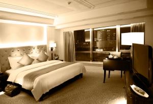 Tempat tidur dalam kamar di Paramount Gallery Hotel