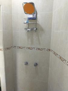 uma casa de banho com um chuveiro e um espelho. em Brisas 54634 em Monterrey