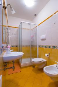 a bathroom with two sinks and a shower and a toilet at Il Glicine in Cetara