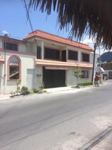 uma casa ao lado de uma rua em Brisas 54634 em Monterrey