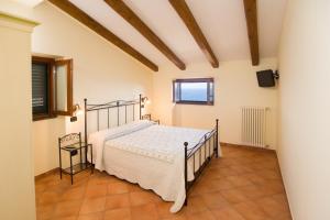 een slaapkamer met een bed in een kamer bij Il Glicine in Cetara