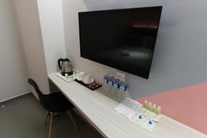 TV a/nebo společenská místnost v ubytování Hotel 99 Kota Kemuning