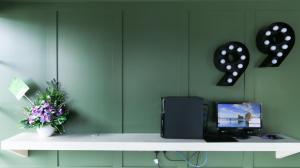 TV a/nebo společenská místnost v ubytování Hotel 99 Kota Kemuning