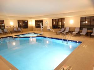 Bazén v ubytování Best Western Plus New Richmond Inn & Suites nebo v jeho okolí