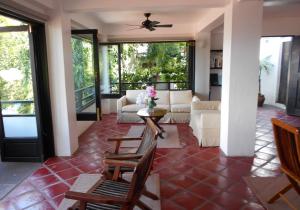 Seating area sa Out of the Blue Resort