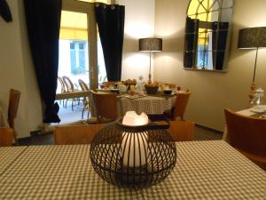 una habitación con una mesa con una cesta encima en Hôtel-Restaurant "Chez Carrière", en Aigues-Mortes