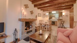 A television and/or entertainment centre at Saplan Real Estate PLETA NHEU