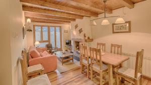 a living room with a table and a dining room at Saplan Real Estate PLETA NHEU in Baqueira-Beret