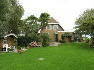 a yard of a house with a yard at Wide ie Grou in Nes +10 photos