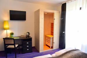 TV a/nebo společenská místnost v ubytování Hotel zum See garni