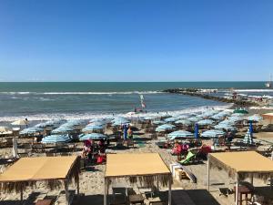MassaにあるToscana Mare Suite-Ronchi - Riviera Apuanaの海と傘を一杯に集めたビーチ