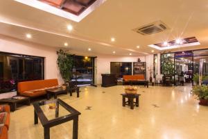Ruang duduk di Mount Kailash Resort