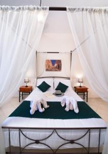 - une chambre avec un lit et des serviettes dans l'établissement Emerald Dream House, à Rhodes