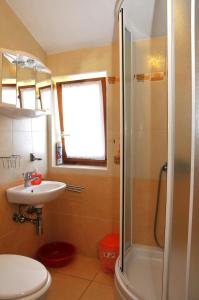 ツレスにあるApartments Toic Cresのシャワー、洗面台、トイレ付きのバスルーム +58枚の写真
