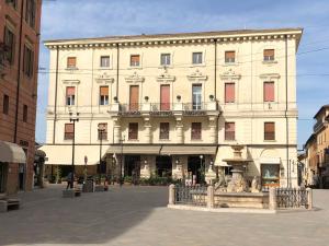 un gran edificio con una fuente frente a él en Grande Albergo Quattro Stagioni, en Rieti