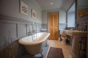 Koupelna v ubytování Ludlow - Linnet House - Well Presented Townhouse With Parking - Perfect Location For Exploring On Foot, Sleeps Up To 8 Guests - Hosted by RENTMYHOUSE