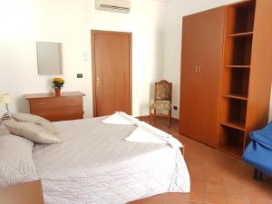 1 dormitorio con 1 cama grande y vestidor en Ermes Siracusa, en Siracusa