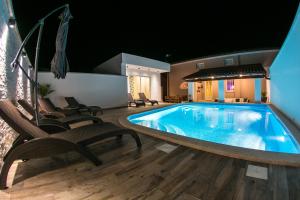 Bazén v ubytování Luxury apartment Elis with private pool nebo v jeho okolí