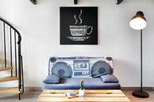 uma sala de estar com um sofá com um rádio em Casabera em Trani