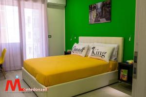 - une chambre verte avec un lit et 2 oreillers dans l'établissement Montedonzelli B&B, à Naples