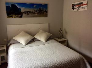 ポンテベドラにあるMacky's Padのベッドルーム1室(白いベッド1台、枕2つ付)