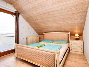 Cama en habitación con techo de madera en Modern Holiday Home in Sch nberg with Jacuzzi en Schoenberg