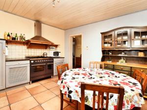 cocina con mesa y fogones en Modern Holiday Home in Sch nberg with Jacuzzi en Schoenberg