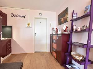 ハイリゲンダムにあるCozy Apartment near Forest in Heiligendammの紫の棚と扉のある部屋