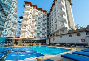 Bazén v ubytování Azak Beach Hotel nebo v jeho okolí