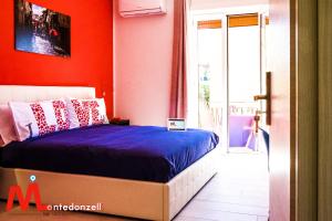 - une chambre avec un lit et une porte donnant sur un balcon dans l'établissement Montedonzelli B&B, à Naples
