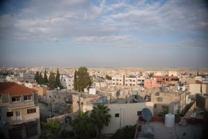Nespecifikovaný výhled na destinaci Madaba nebo výhled na město při pohledu z hotelu