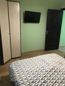 ベロクリハにあるКвартира 3-х комнатнаяのベッドルーム(ベッド1台、薄型テレビ付)