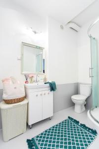 ソポトにあるSopot Wonderland - Hampton Apartmentsのバスルーム(洗面台、トイレ、鏡付)