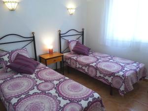 ein Schlafzimmer mit zwei Betten und einem Tisch und einem Fenster in der Unterkunft Apartment Vistamar 2 in Cumbre del Sol + 53 Fotos